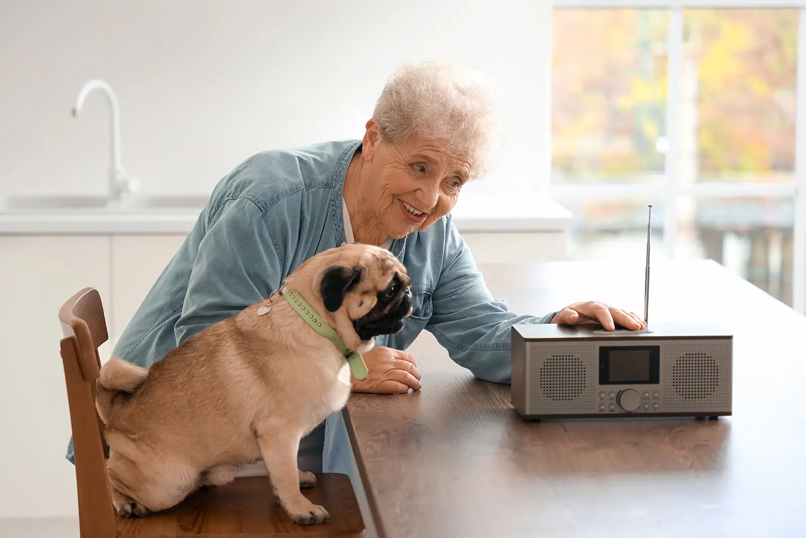 seniorka poslouchá rádio