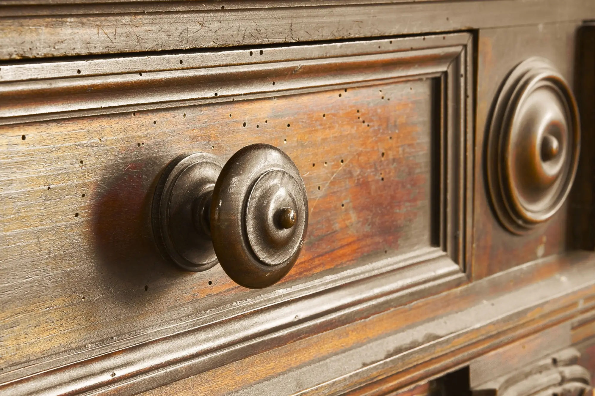 I červotočem prožranou starožitnost umí restaurátor mnohdy renovovat