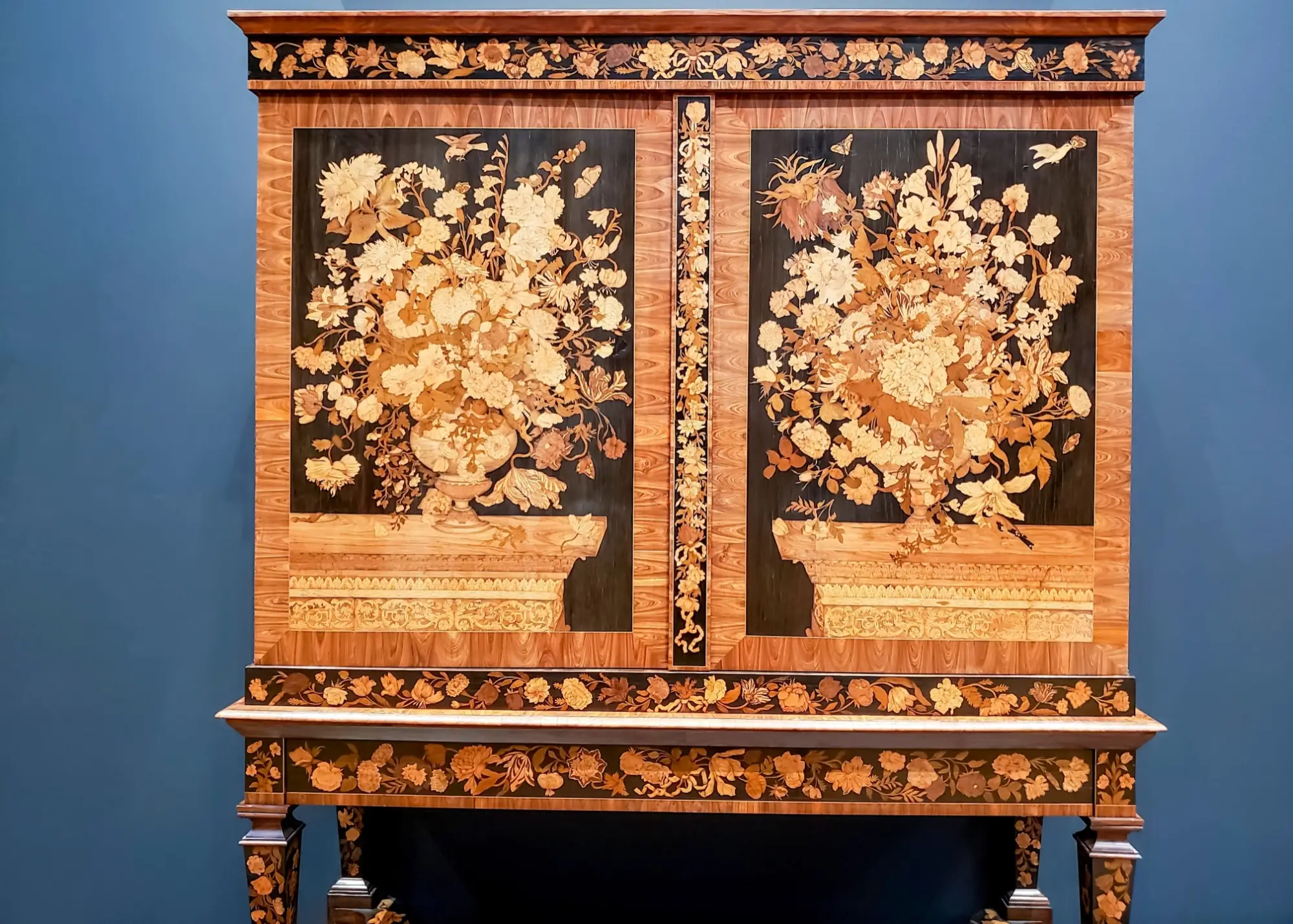Intarzovaná komoda z Rijksmusea v Amsterdamu