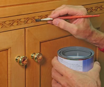 Restaurování vykládaného nábytku