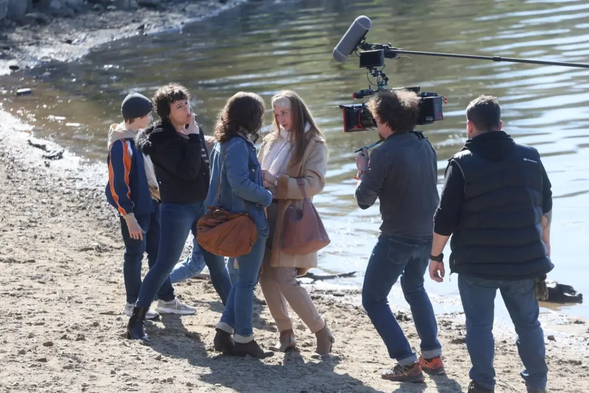 Natáčení seriálu o Simoně Monyové.