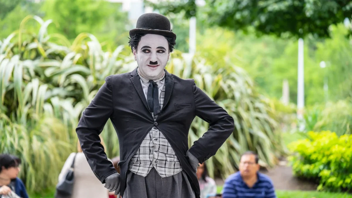 Muž převlečený jako Charlie Chaplin.