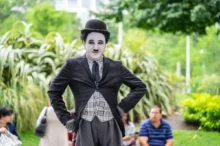 Muž převlečený jako Charlie Chaplin.