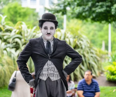 Muž převlečený jako Charlie Chaplin.