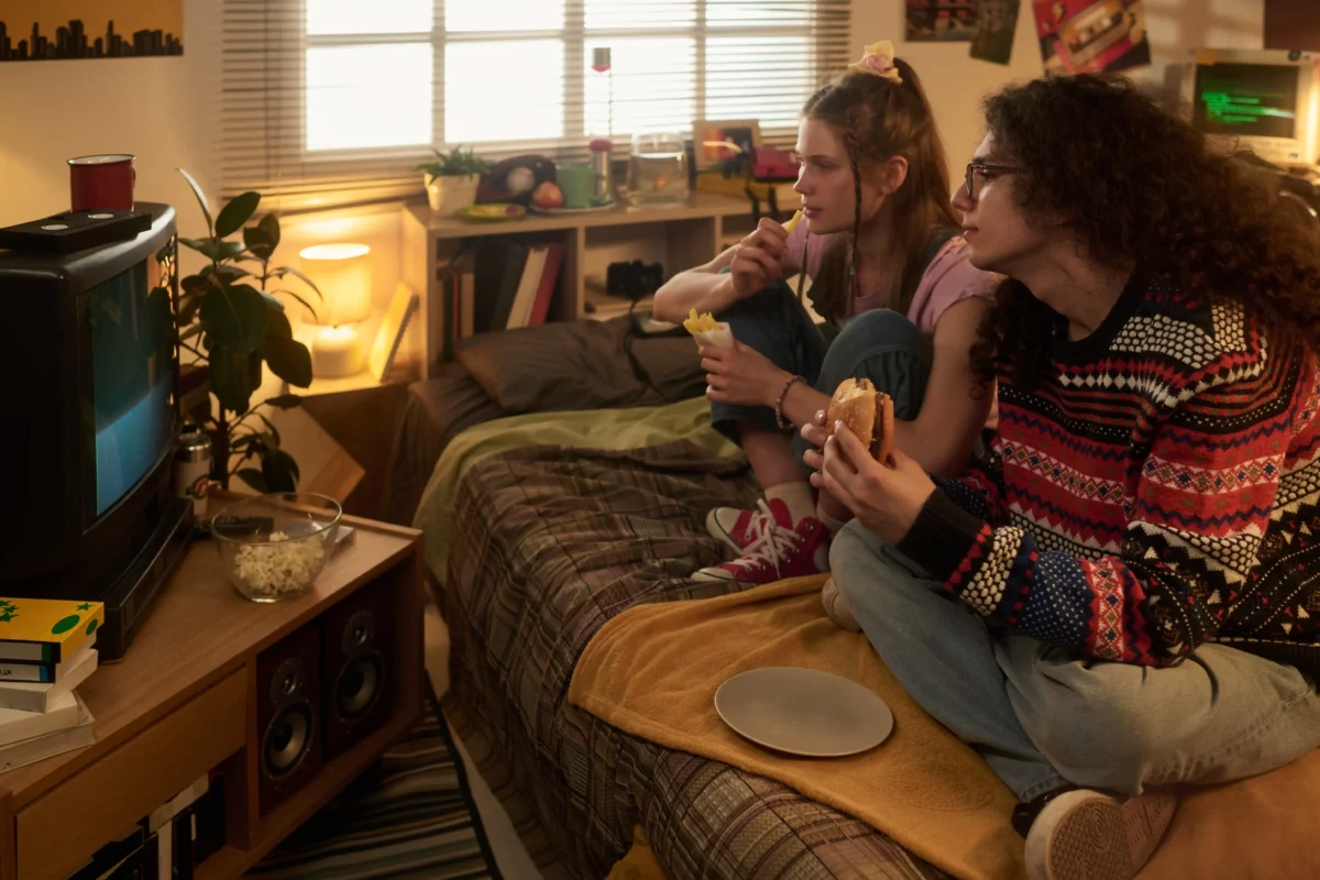 Dívky sledující televizi. 