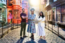 Porotci stojí v prostorách Harryho Pottera.