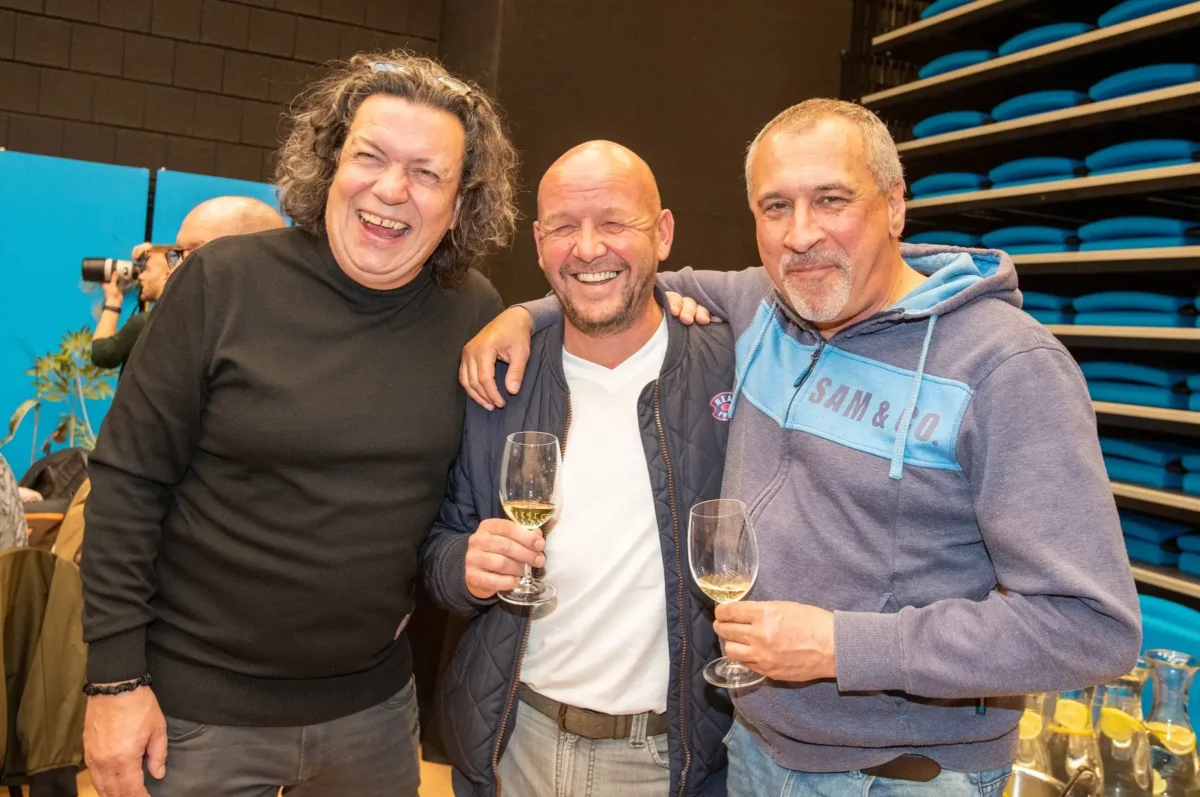 Pavel Nečas stojí mezi kolegy.