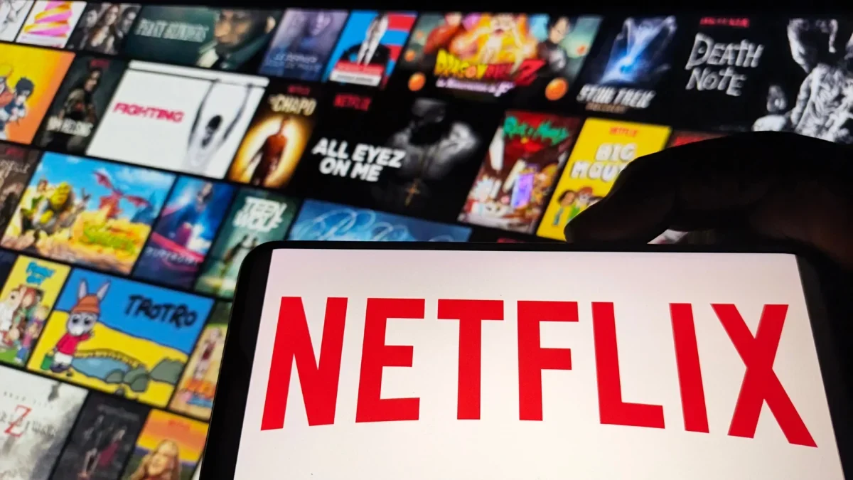 Na mobilu je spuštěný Netflix.