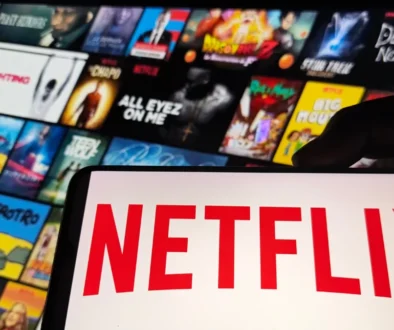 Na mobilu je spuštěný Netflix.