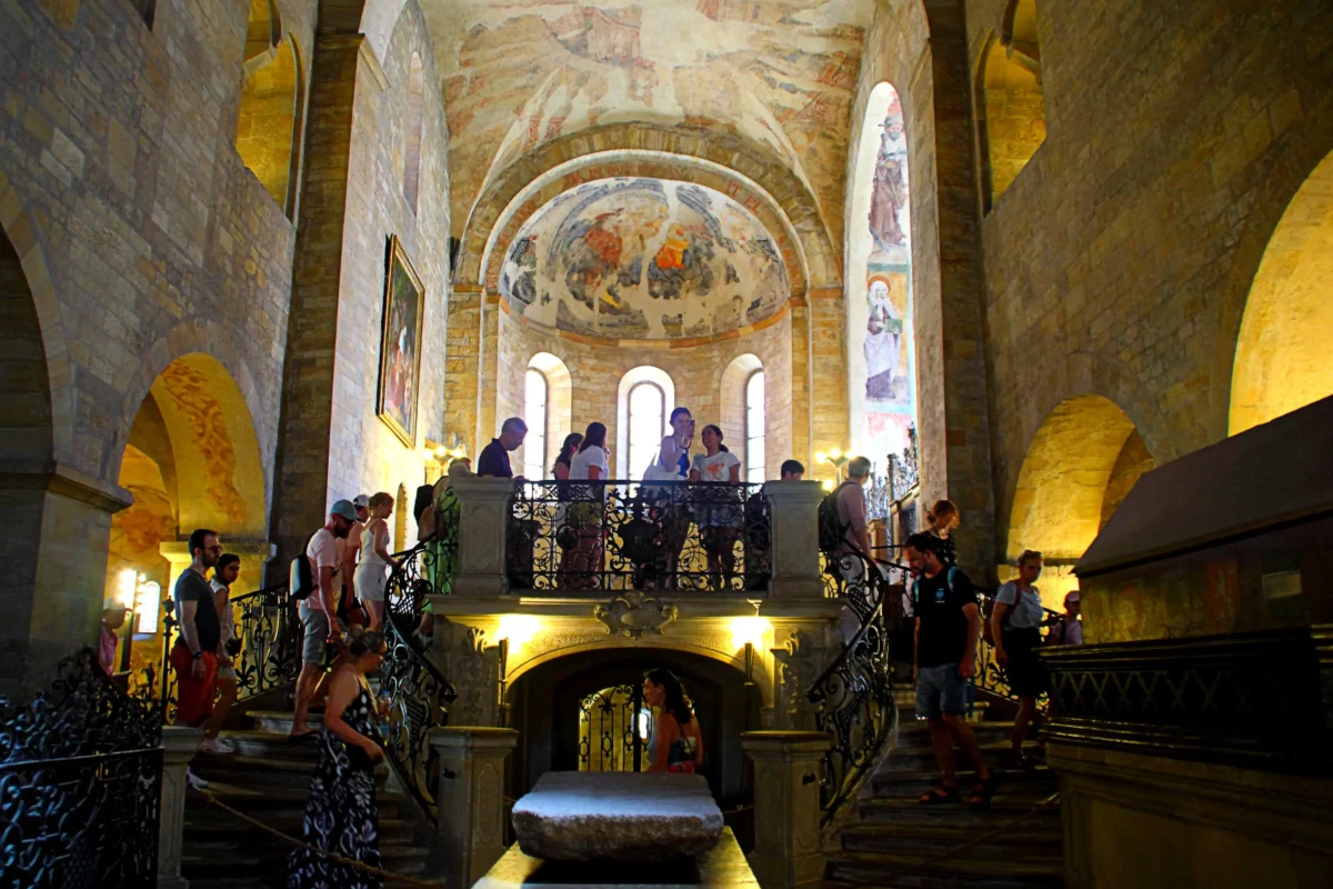 Bazilika sv. Jiří a lidé v ní