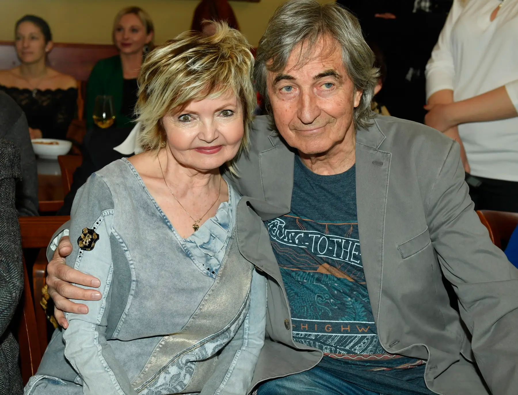 Herci sedí vedle sebe.