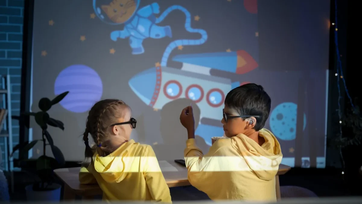 Děti se dívají na promítanou pohádku.