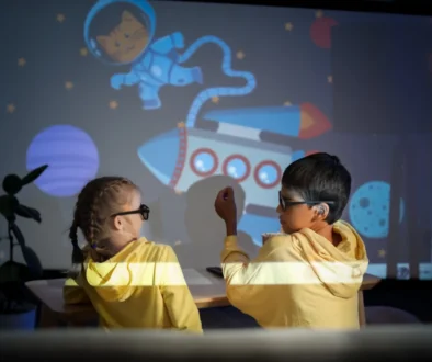 Děti se dívají na promítanou pohádku.