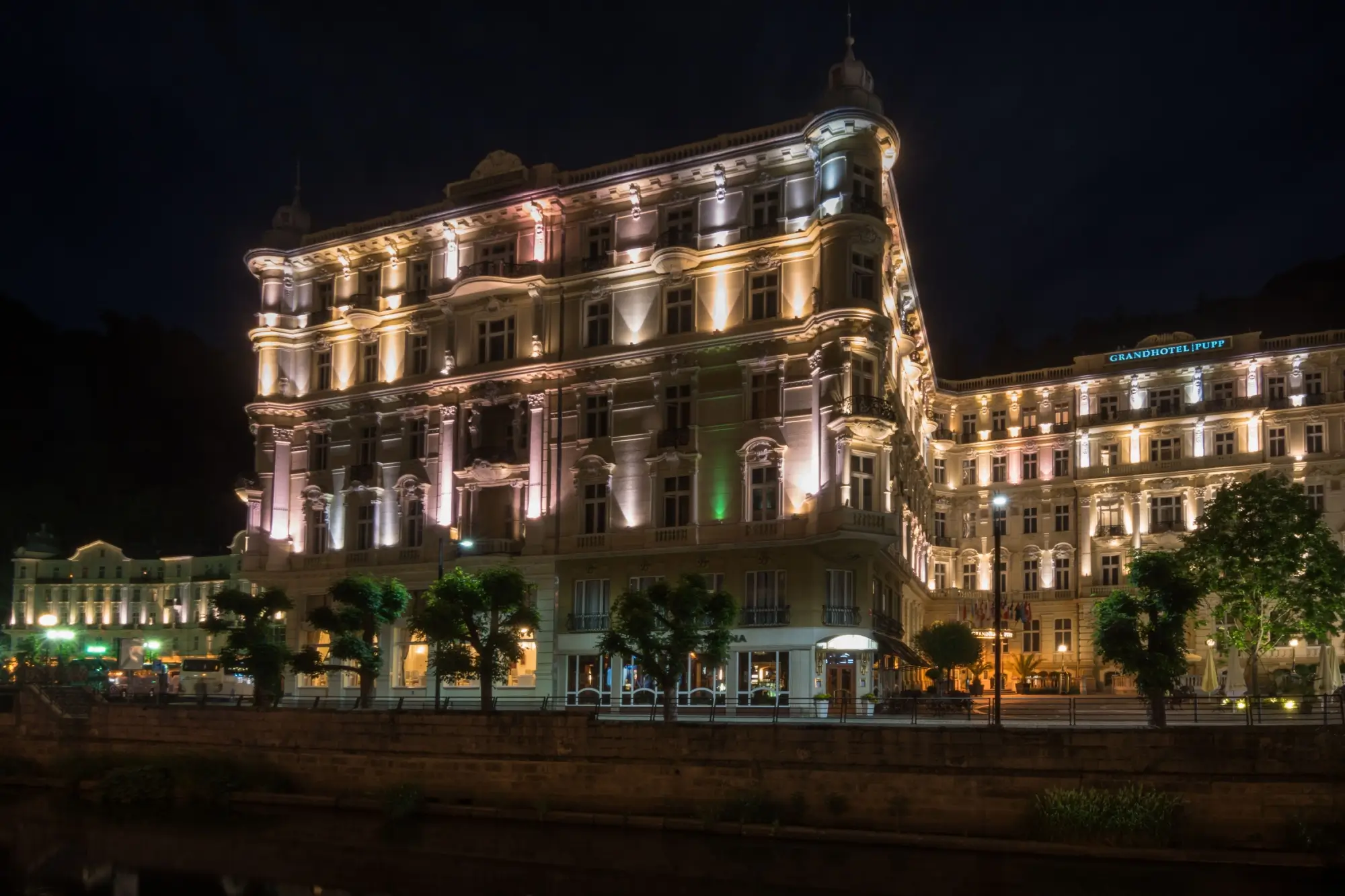 V hotelu Pupp hrál poker Daniel Craig jako James Bond | TVGURU.cz V hotelu Pupp hrál poker Daniel Craig jako James Bond