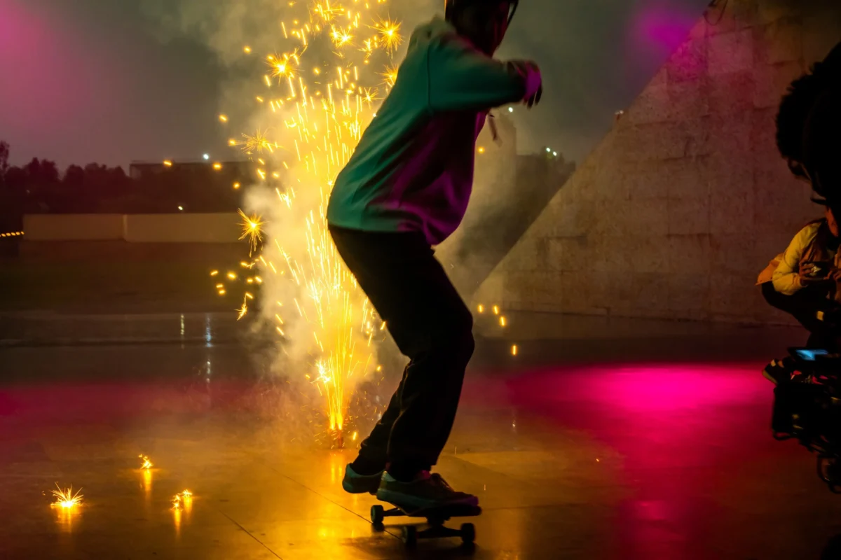 Muž jedoucí na skateboardu. 