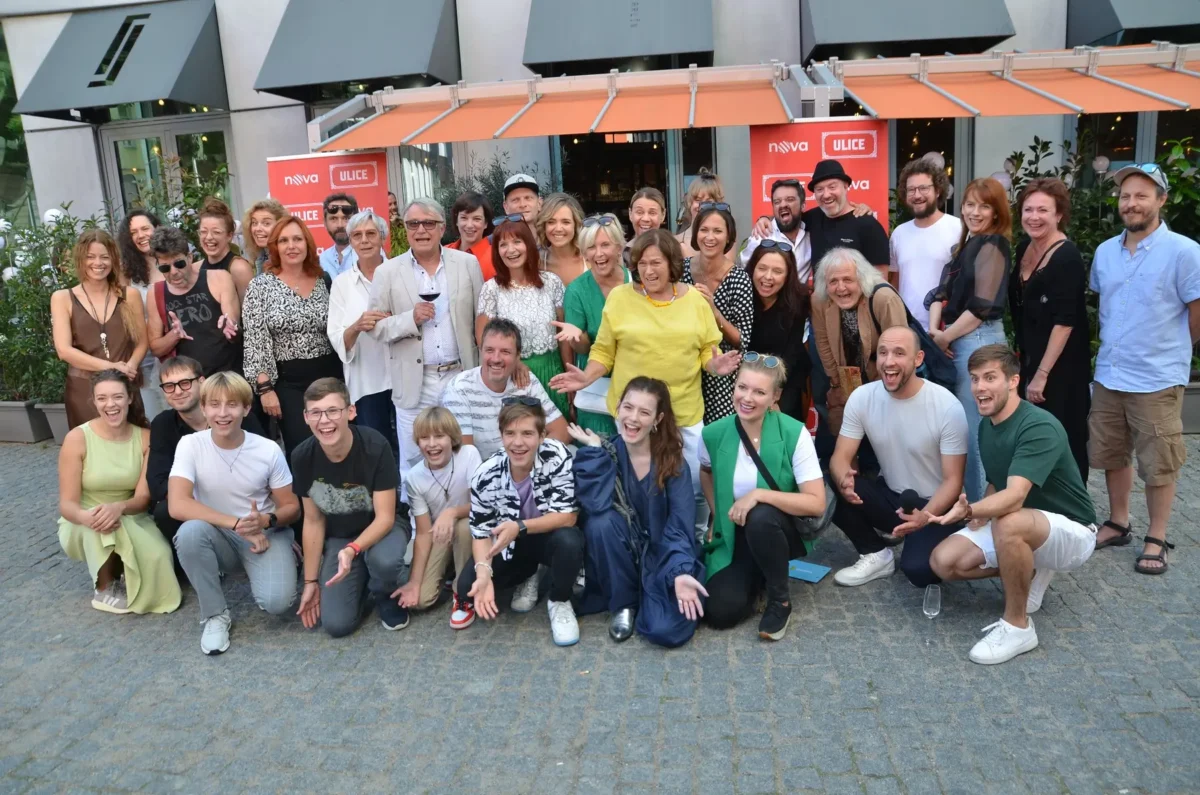 Herci ze seriálu Ulice pózují na fotku. 