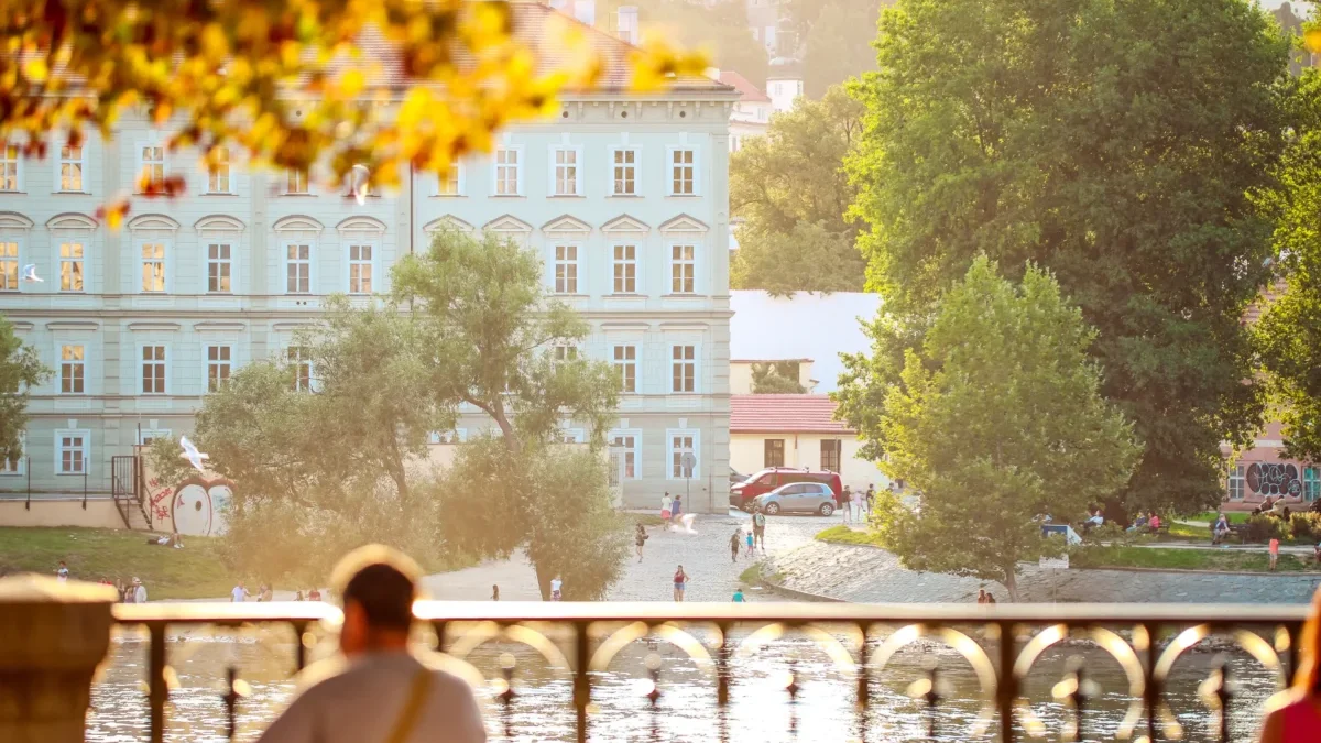 Muž se kochá výhledem na řeku.