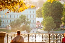 Muž se kochá výhledem na řeku.