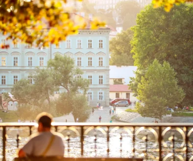 Muž se kochá výhledem na řeku.