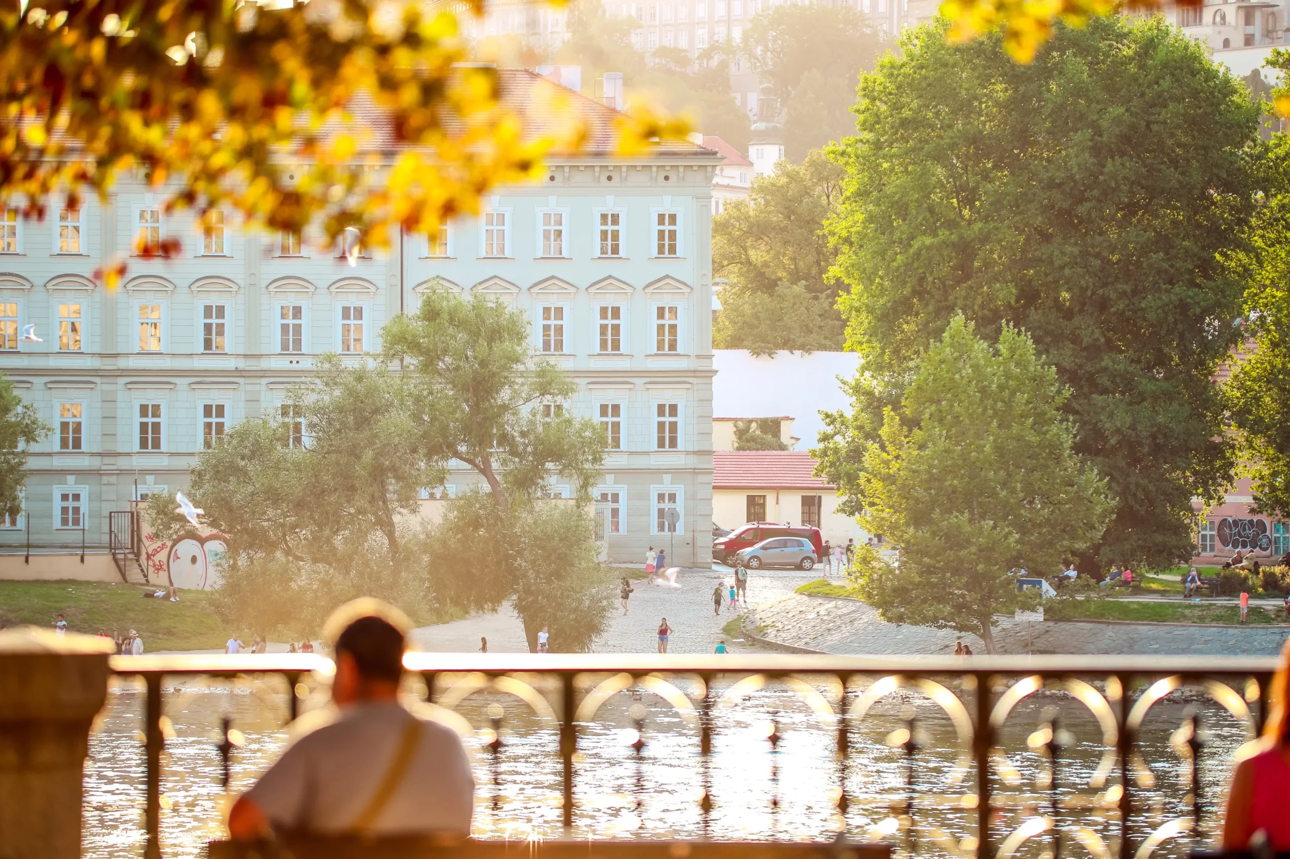Muž se kochá výhledem na řeku.