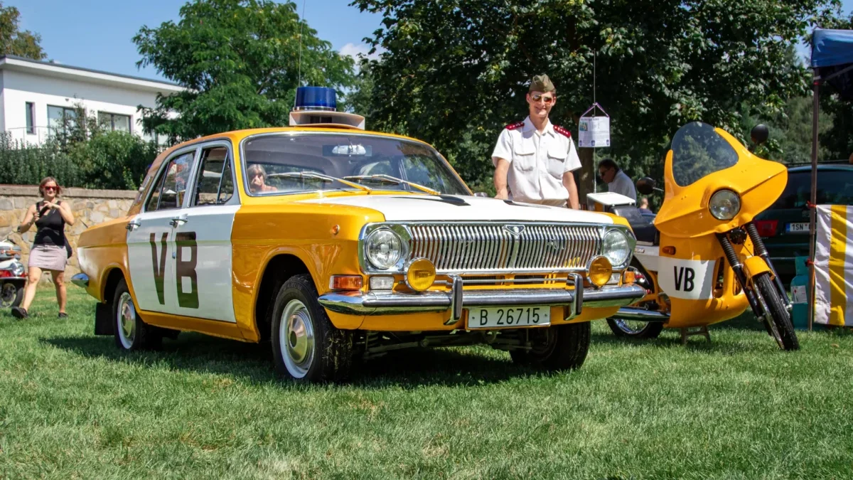 Člověk stojí vedle auta VB.