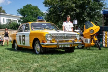 Člověk stojí vedle auta VB.