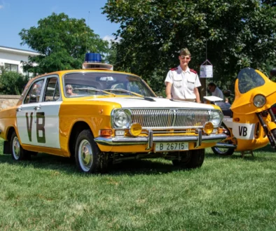 Člověk stojí vedle auta VB.