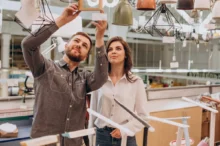 Chystáte se zvelebit byt po babičce? Věnujte pozornost tomu, jaký lustr se chystáte vyhodit. Může mít vysokou hodnotu. Zdroj: Shutterstock