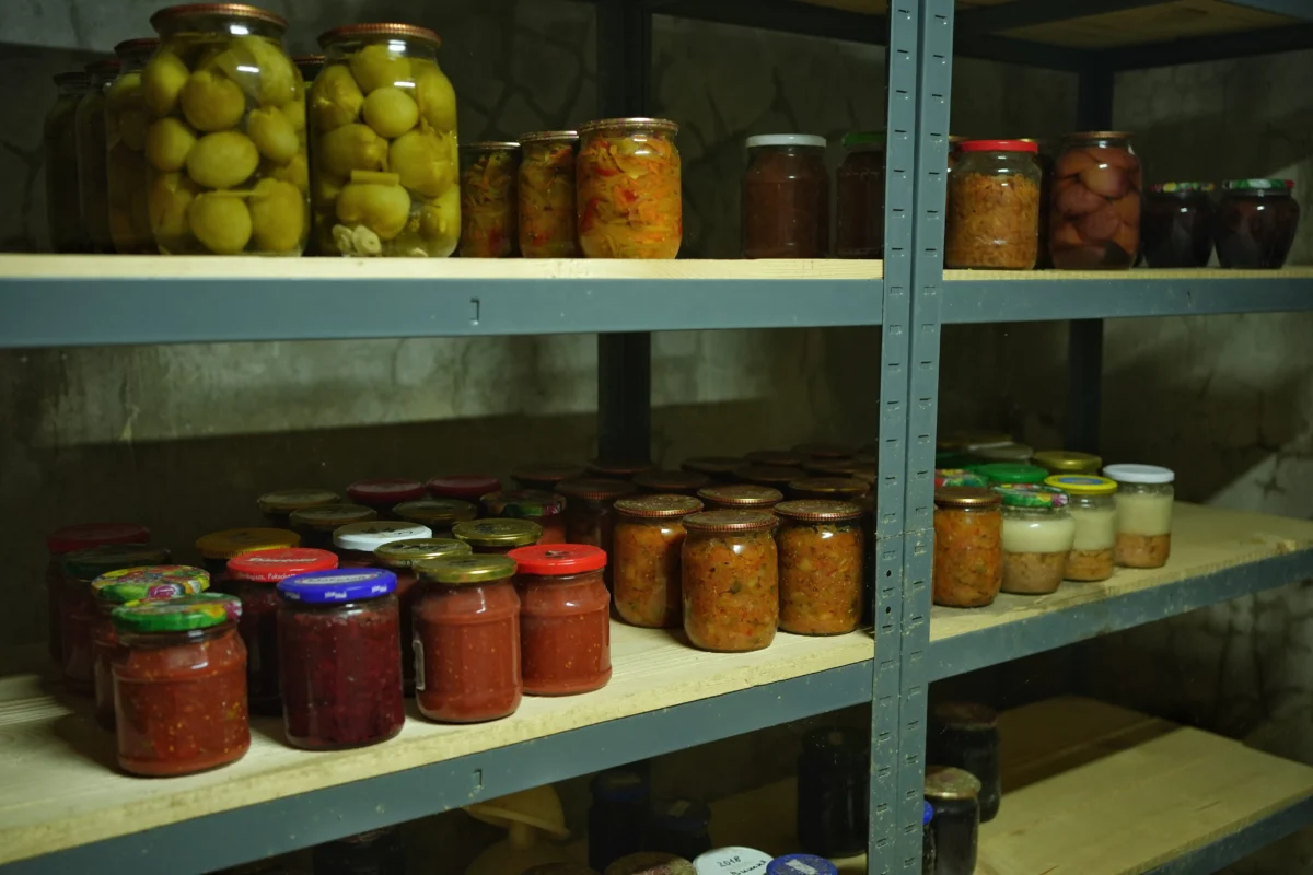 shutterstock_2659640701 1 | TVGURU.cz sklenice na polici