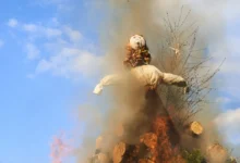 hořící hranice s panákem