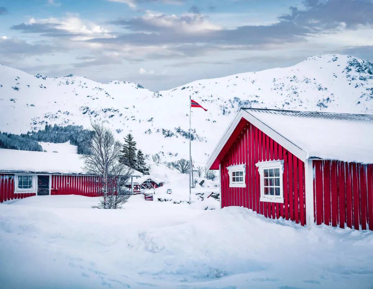 Zasněžené chatky v Norsku