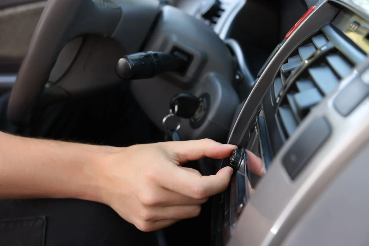 Ruka ladící rádio v autě. 