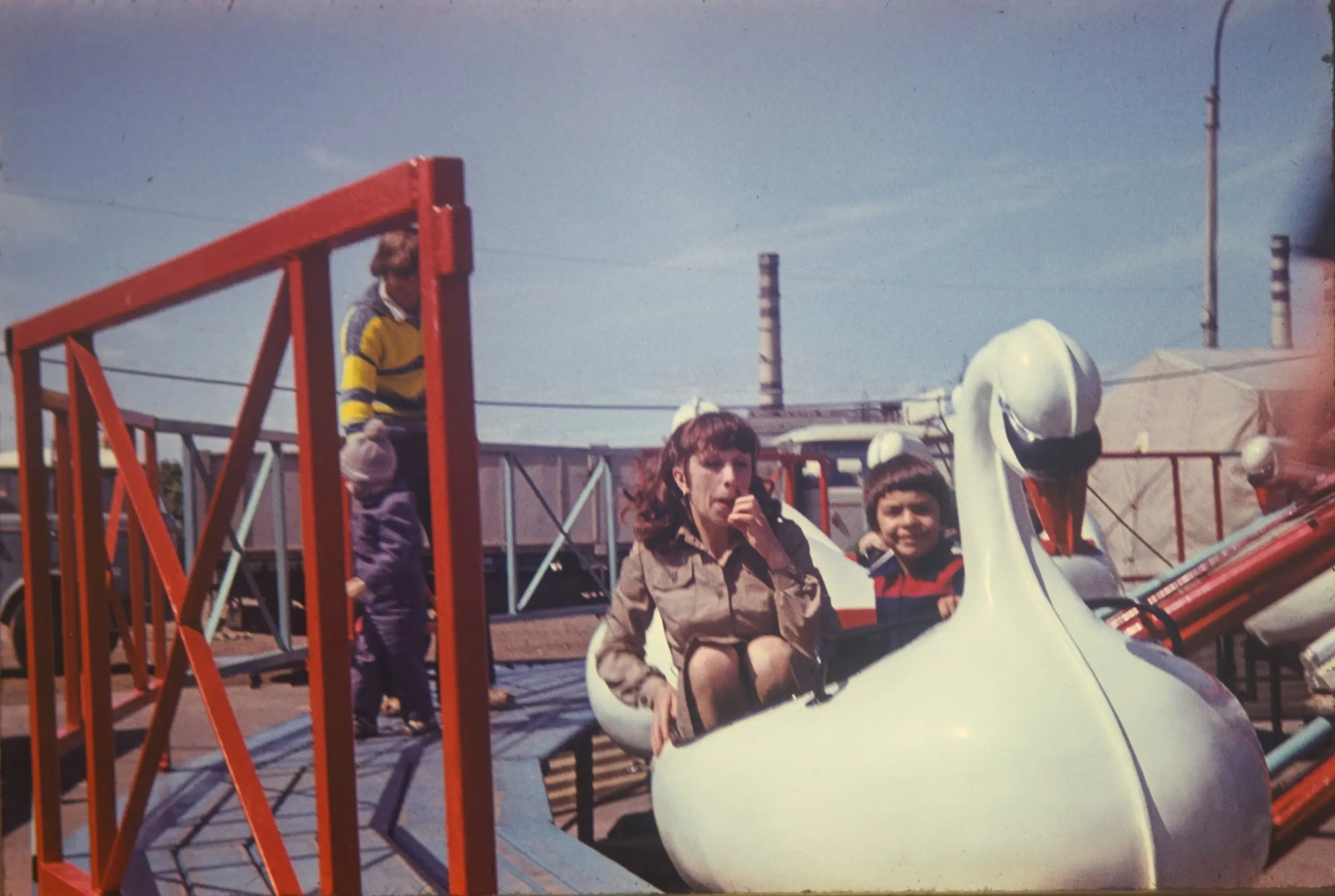 Matka s dítětem na kolotoči. 