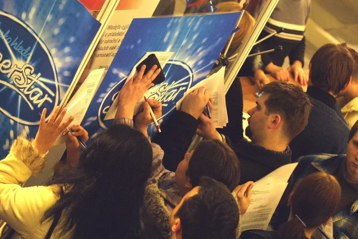 lidé píšící na papír