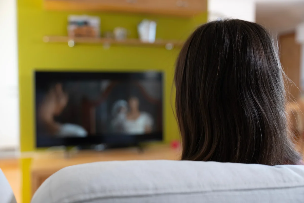 shutterstock_2523103495-převedeno-z-jpg | TVGURU.cz žena sleduje televizi