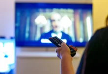 žena sleduje TV