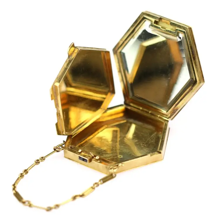 Pudřenka je opravdu pěkně propracovaná. Zdroj: AntiquesPrague