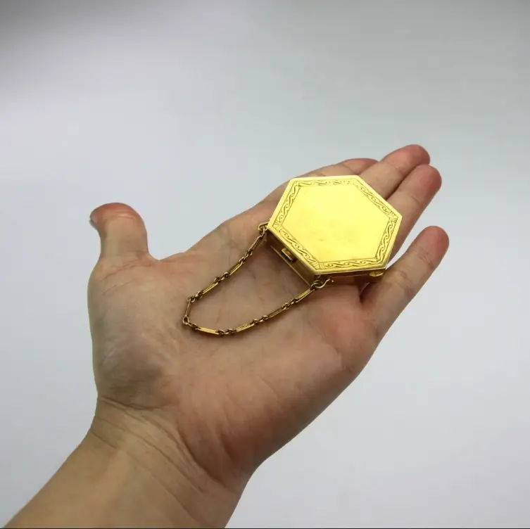 Zlatá pudřenka s hodnotou přes 120 tisíc korun. Zdroj: AntiquesPrague