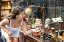 V antikvariátech můžete narazit na kdysi běžné předměty, které dnes mají nedozírnou hodnotu. Zdroj: Shutterstock