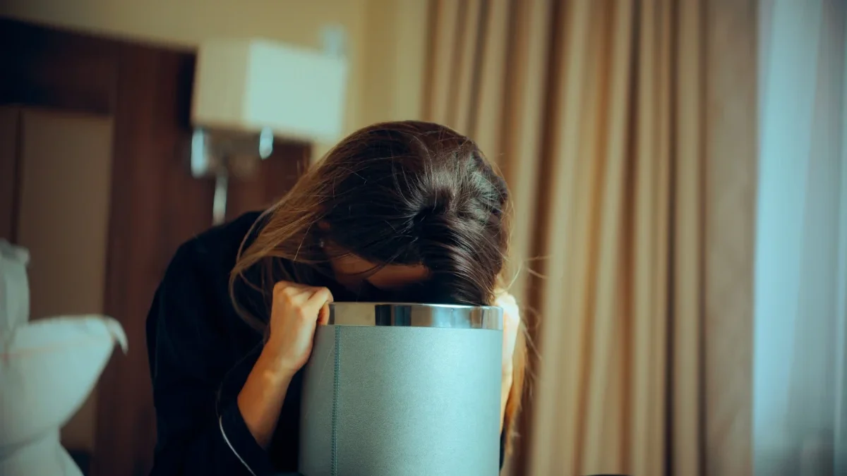 žena s hlavou v koši