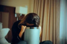 žena s hlavou v koši