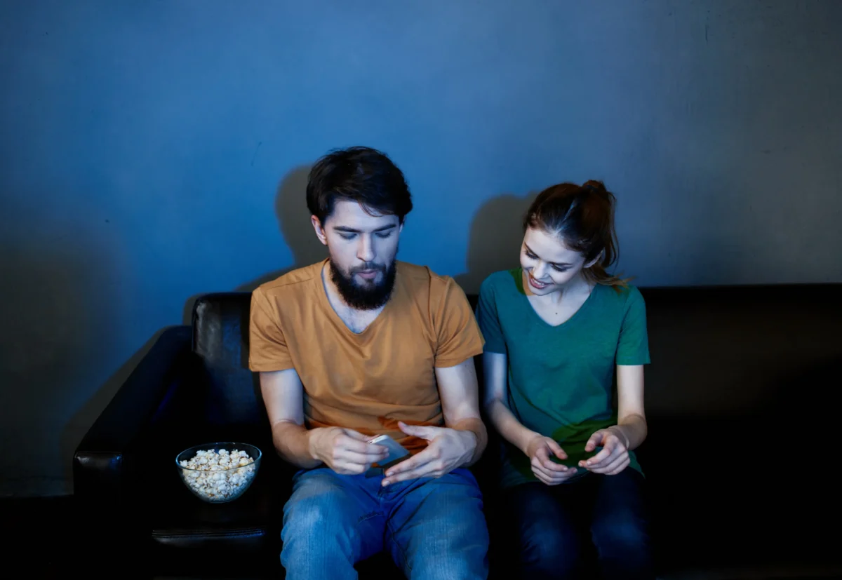 Pár dívající se na televizi. 