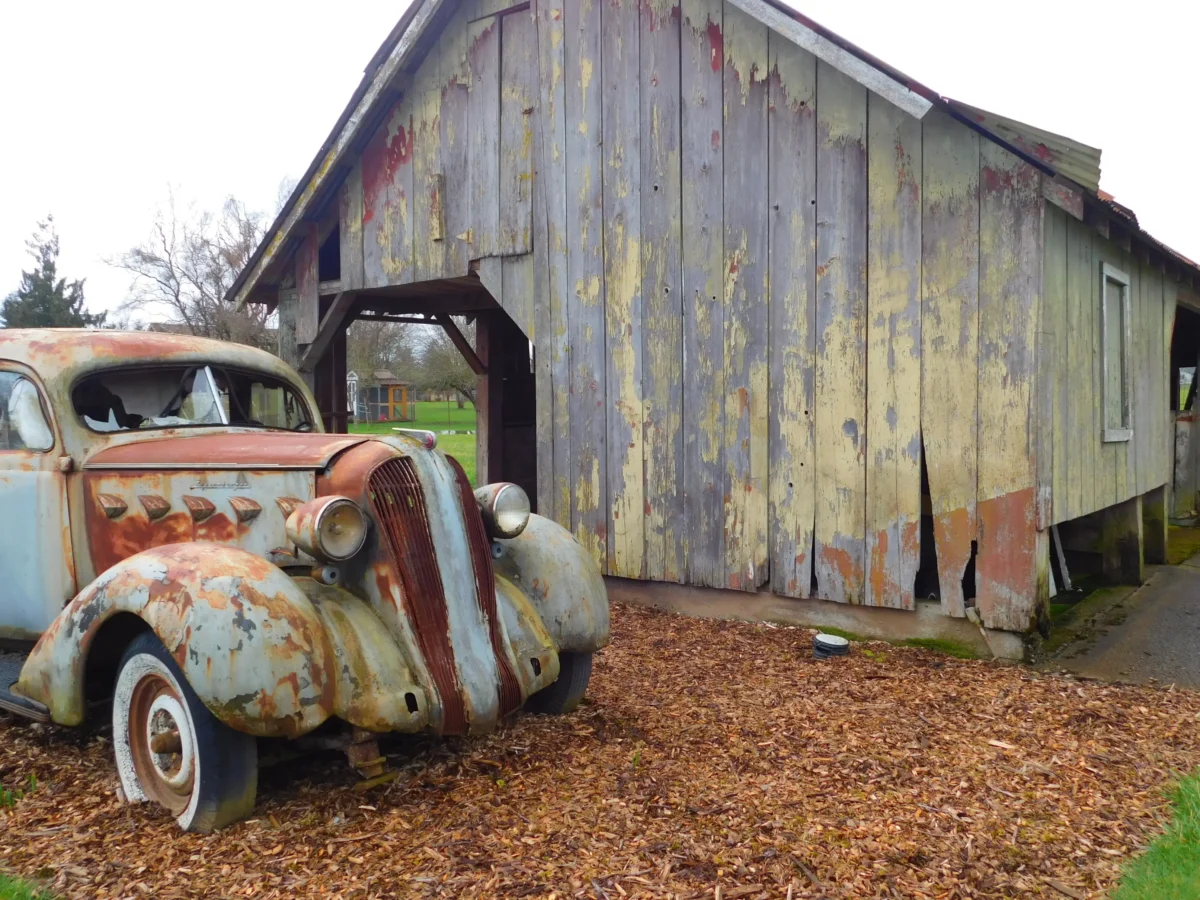 shutterstock_588437927-2 | TVGURU.cz Vedle kůlny stojí napodobenina auta z filmu Bonnie a Clyde.