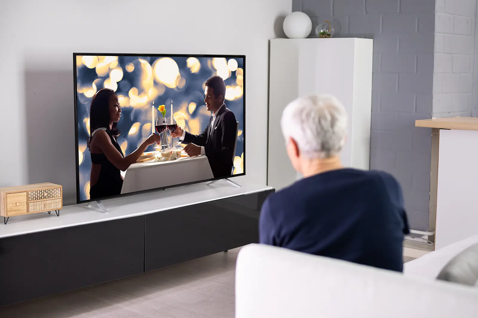 seniorka se dívá na televizi