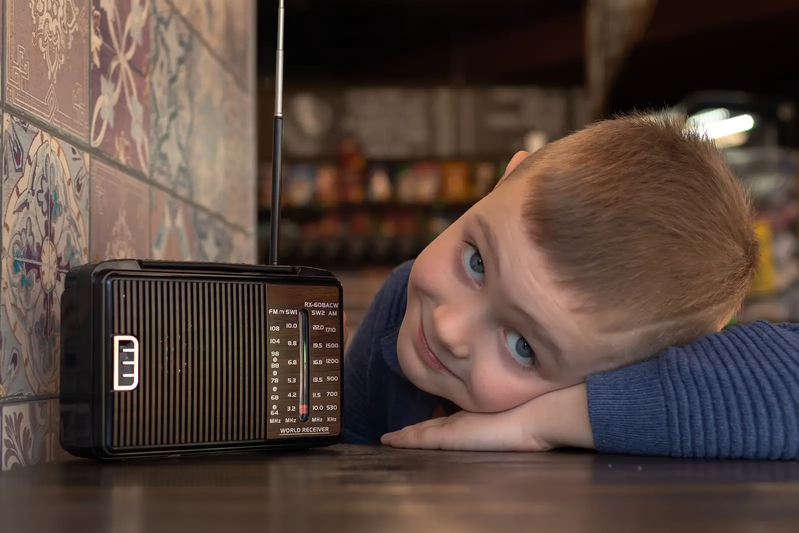 kluk poslouchá radio