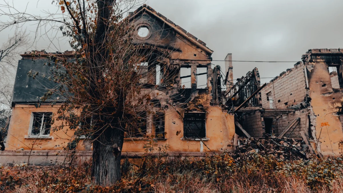 rozbořený dům, který byl vidět v prvních záběrech z války