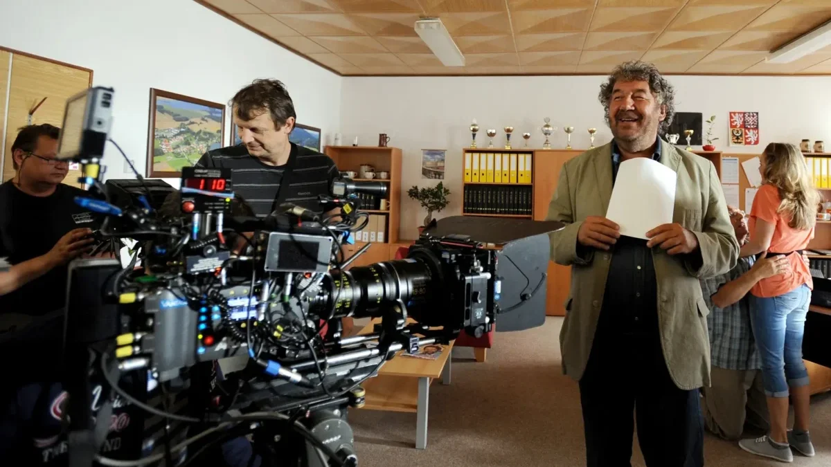 Režisér Zdeněk Troška při práci.