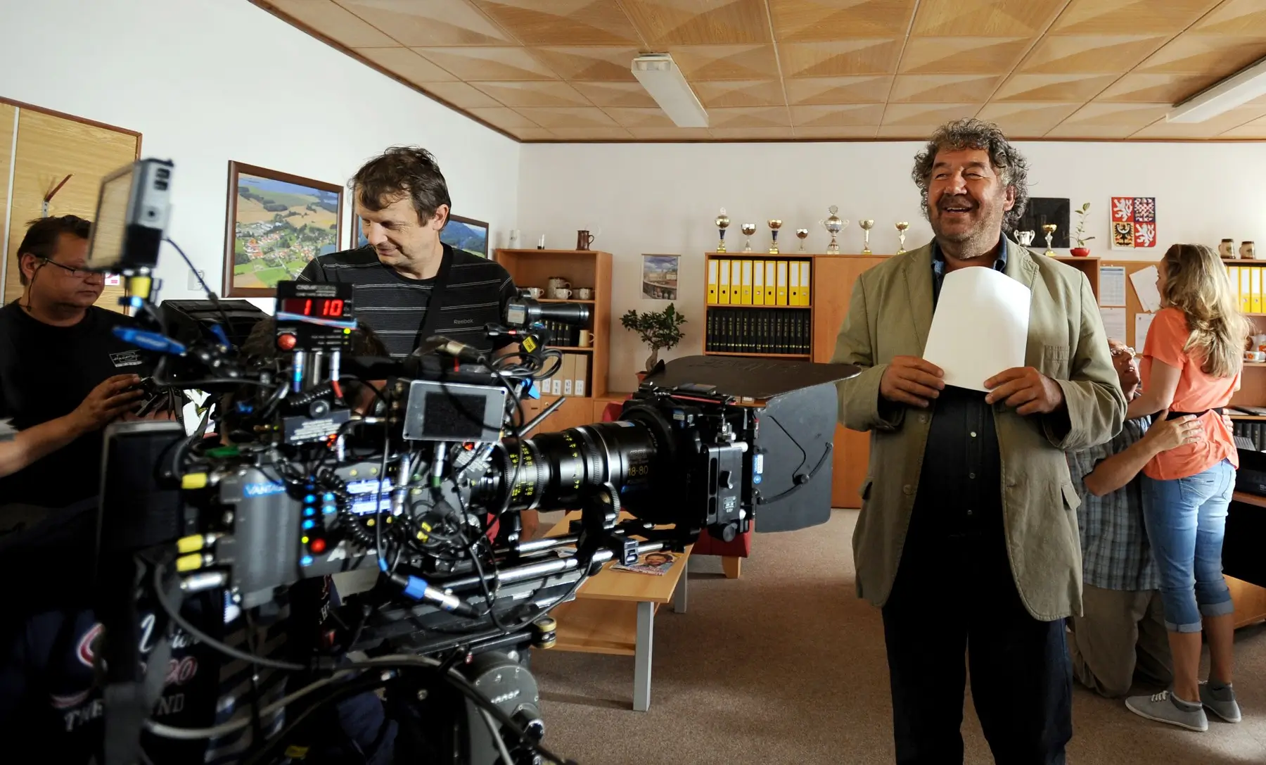 Režisér Zdeněk Troška při práci.