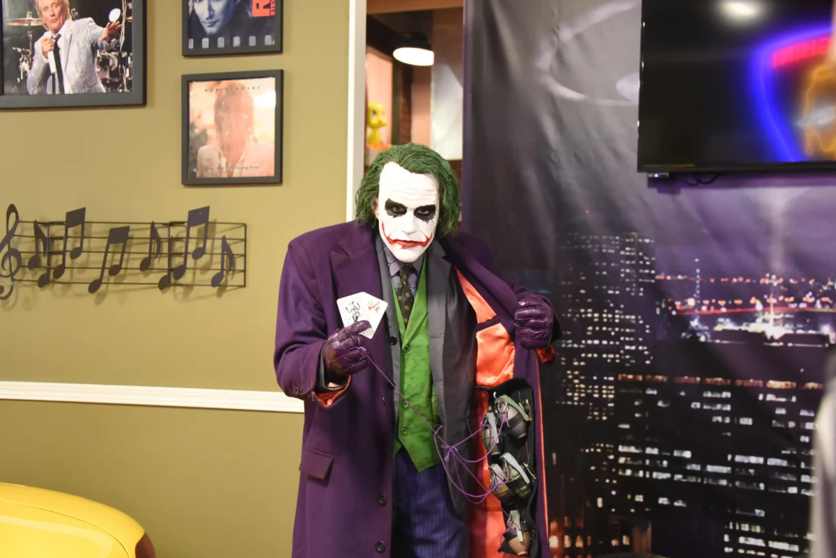 Film o Jokerovi se vám zaryje pod kůži. Zdroj: Shutterstock | TVGURU.cz Muž v masce Jokera.