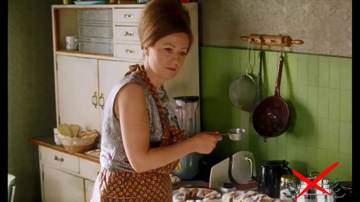 Simona Stašova stojí v kuchyni ve filmu Pelíšky.